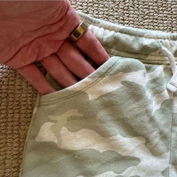 Old Navy 2T light camo functional drawstring shorts with pockets - Picture 2 of 6